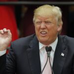 Donald Trump gesticula durante un mitin de campaña