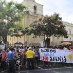 Miembros de las Ampas de cien colegios de Sevilla se concentraron en el Parlamento contras las «aulas-saunas»