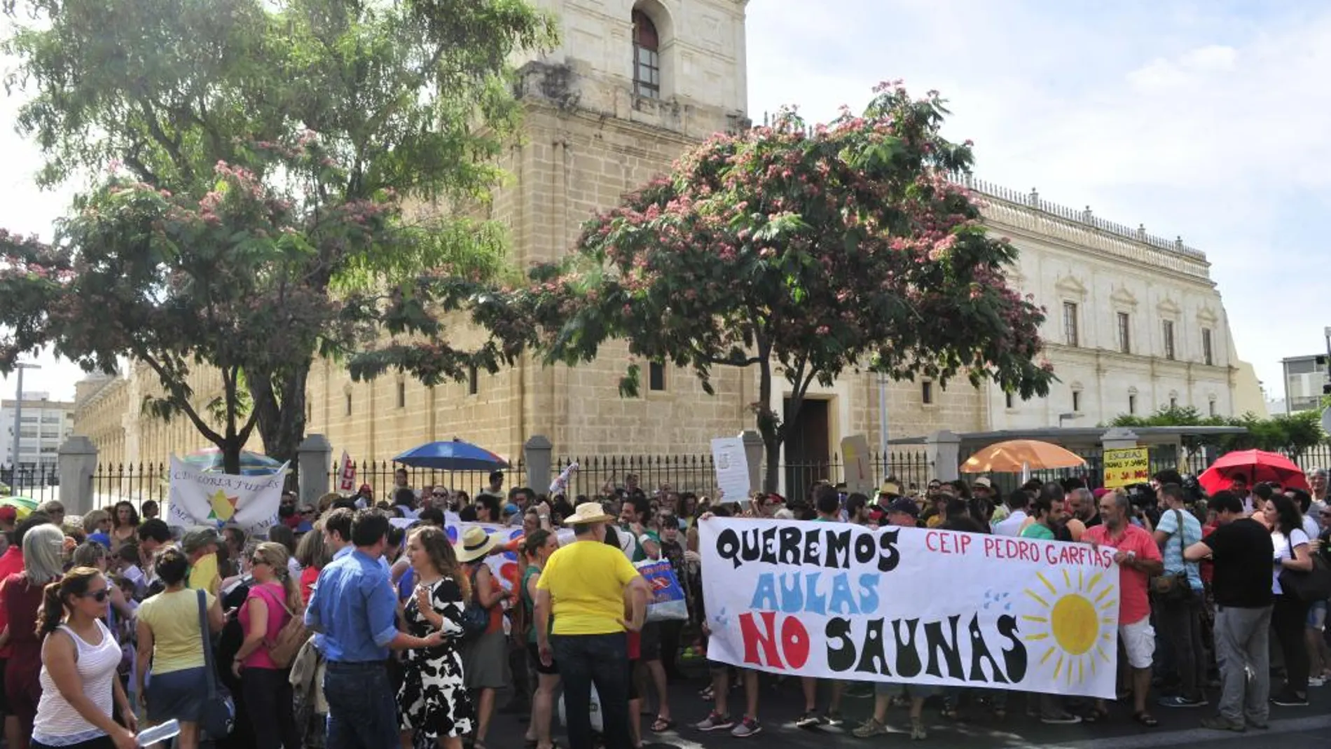 Miembros de las Ampas de cien colegios de Sevilla se concentraron en el Parlamento contras las «aulas-saunas»