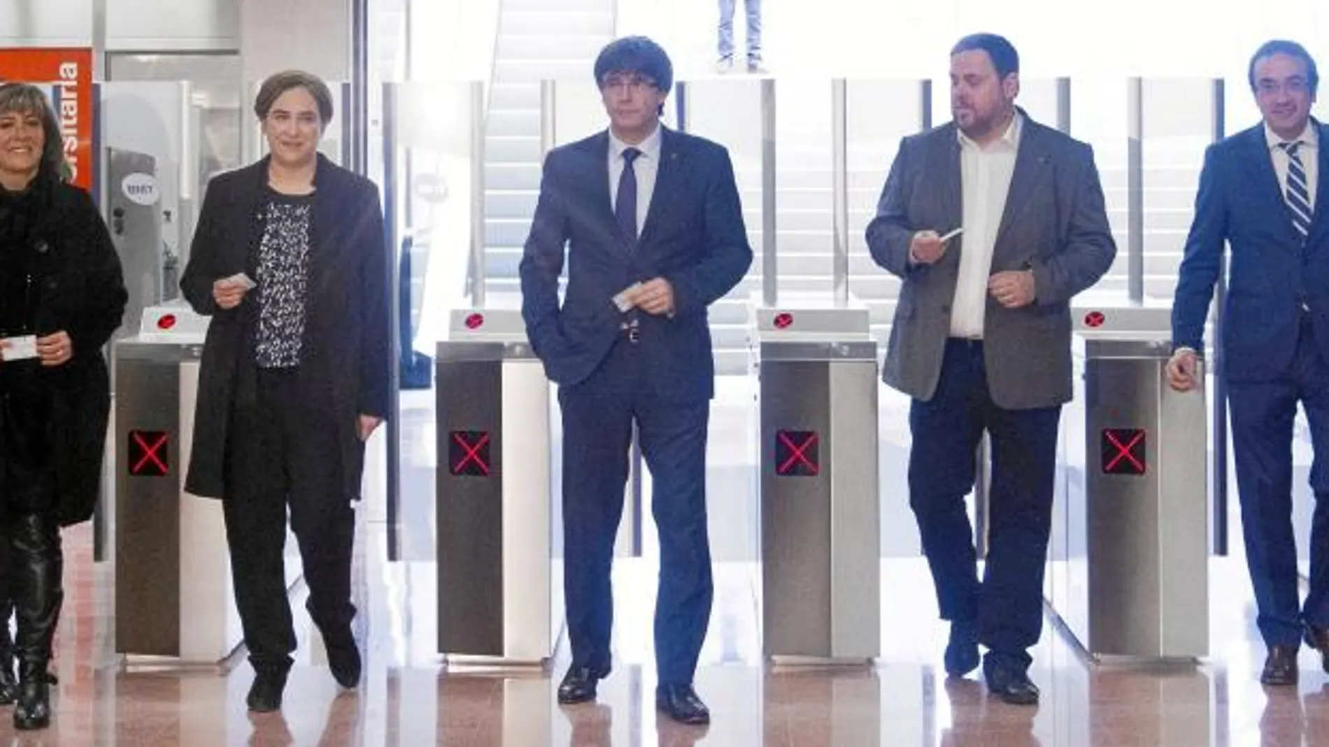 El expresidente de la Generalitat, Artur Mas, participó en el acto de inauguración de la L9 de metro junto a Puigdemont