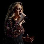 Adele interpreta "Hello"en la 59 edición de los Grammy