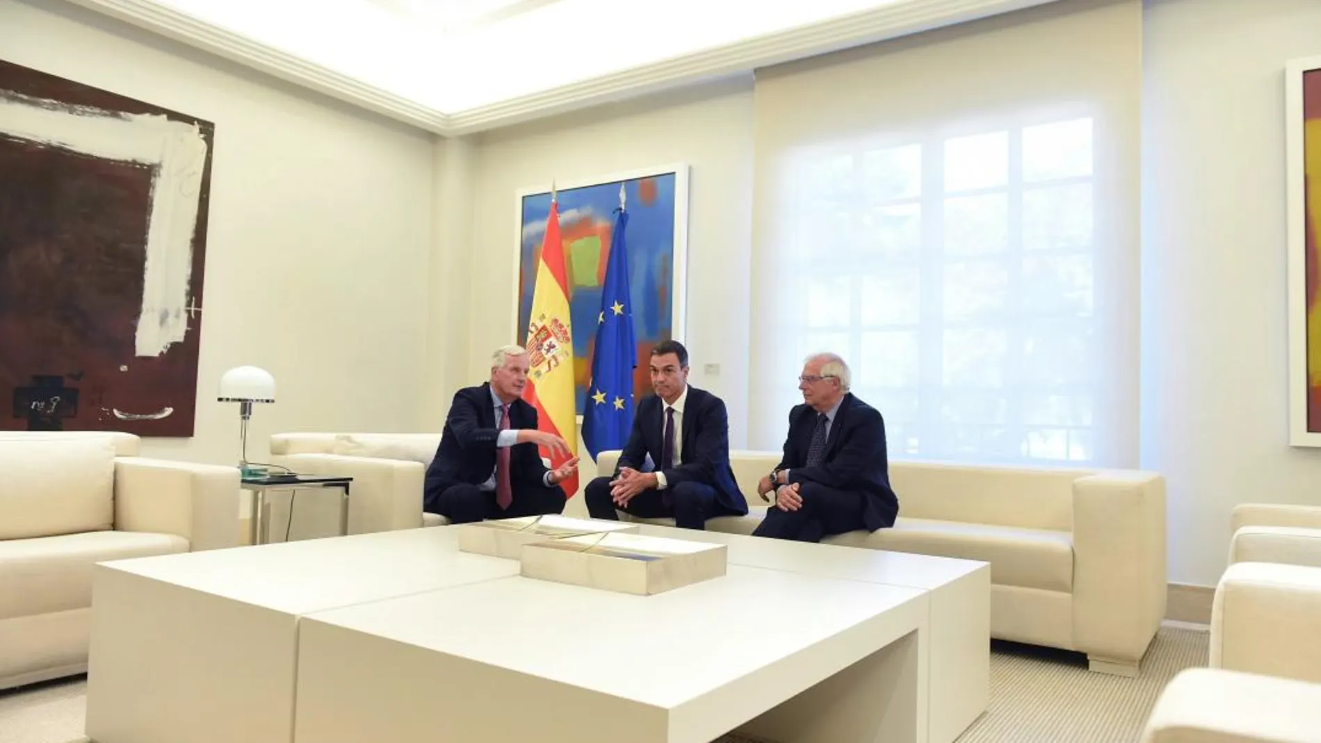 El jefe del Ejecutivo, Pedro Sánchez, y el ministro de Asuntos Exteriores, Josep Borrell, durante la reunión que han mantenido hoy en Moncloa con el jefe de la Negociación de la UE con el Reino Unido, Michel Barnier / Foto: Efe