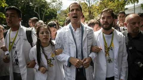 Juan Guaido toma hoy parte en Caracas de una marcha contra el presidente Nicolás Maduro. (AP Photo/Rodrigo Abd)