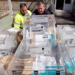 Empleados municipales trasladan las urnas para las votaciones
