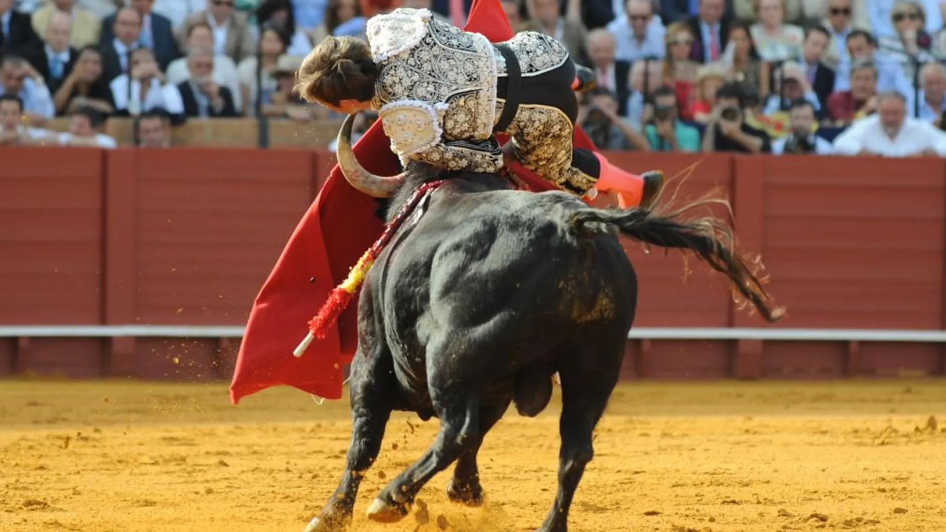 El Juli, en el momento de la cogida