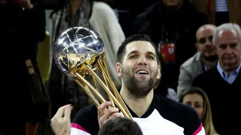 Felipe Reyes levantndo la Copa en 2015