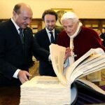 Benedicto XVI junto al presidente de Rumanía Traian Basescu.