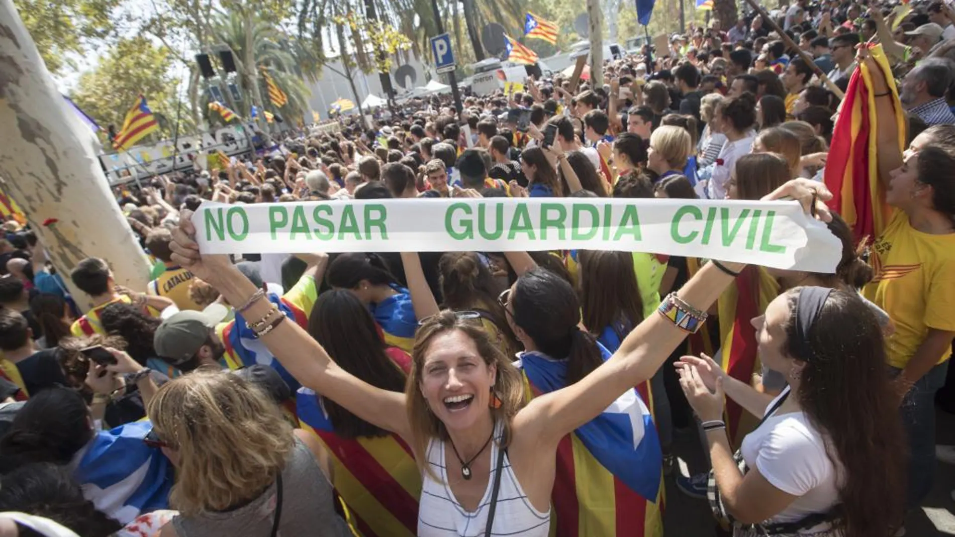 Centenares de personas, convocadas por ANC y Òmnium, se concentran ante el Tribunal Superior de Justicia de Cataluña (TSJC).