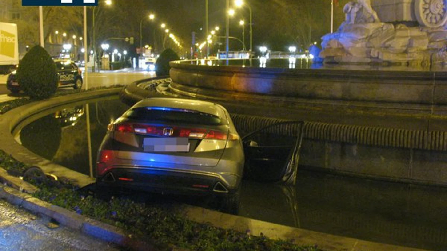 El coche dentro de la Cibeles