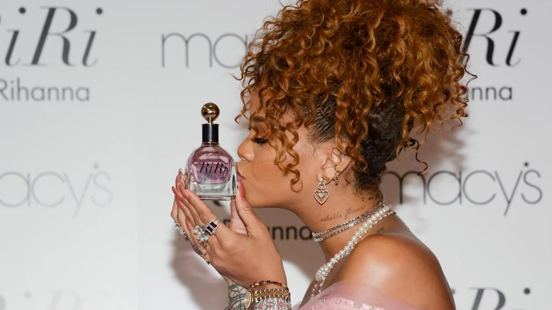 Rihanna presentó ayer su octavo perfume «RiRi».