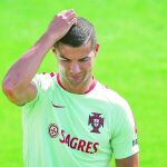 El delantero de la selección portuguesa de fútbol Cristiano Ronaldo durante un entrenamiento del equipo en Oeiras, Portugal