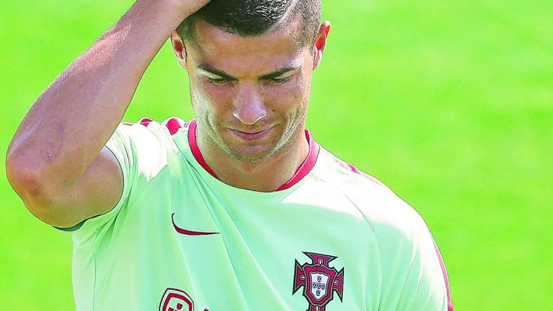 El delantero de la selección portuguesa de fútbol Cristiano Ronaldo durante un entrenamiento del equipo en Oeiras, Portugal