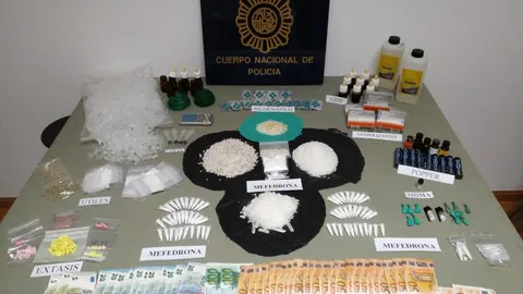 Se han requisado más de 1.500 gramos de Mefedroma, unos 1.600 mililitros de 'GHB', 14 botes de popper, mas de 100 comprimidos de éxtasis, anabolizantes y otras sustancias estupefacientes así como casi 6.000 euros.