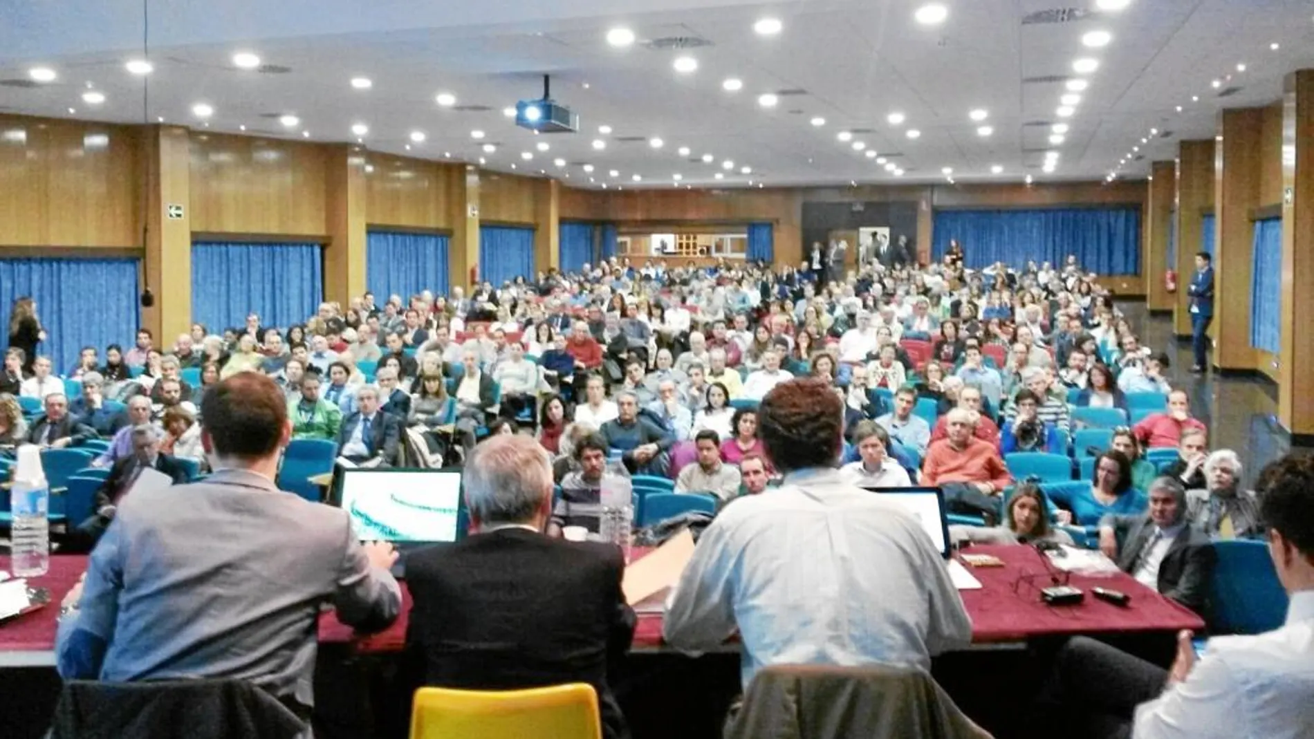 Imagen de la última reunión de los 443 cooperativistas, celebrada en diciembre, en la que conocieron que el consistorio exigirá el 10% de las viviendas