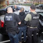 Agentes de ICE detienen a un sospechoso en California el pasado día 11