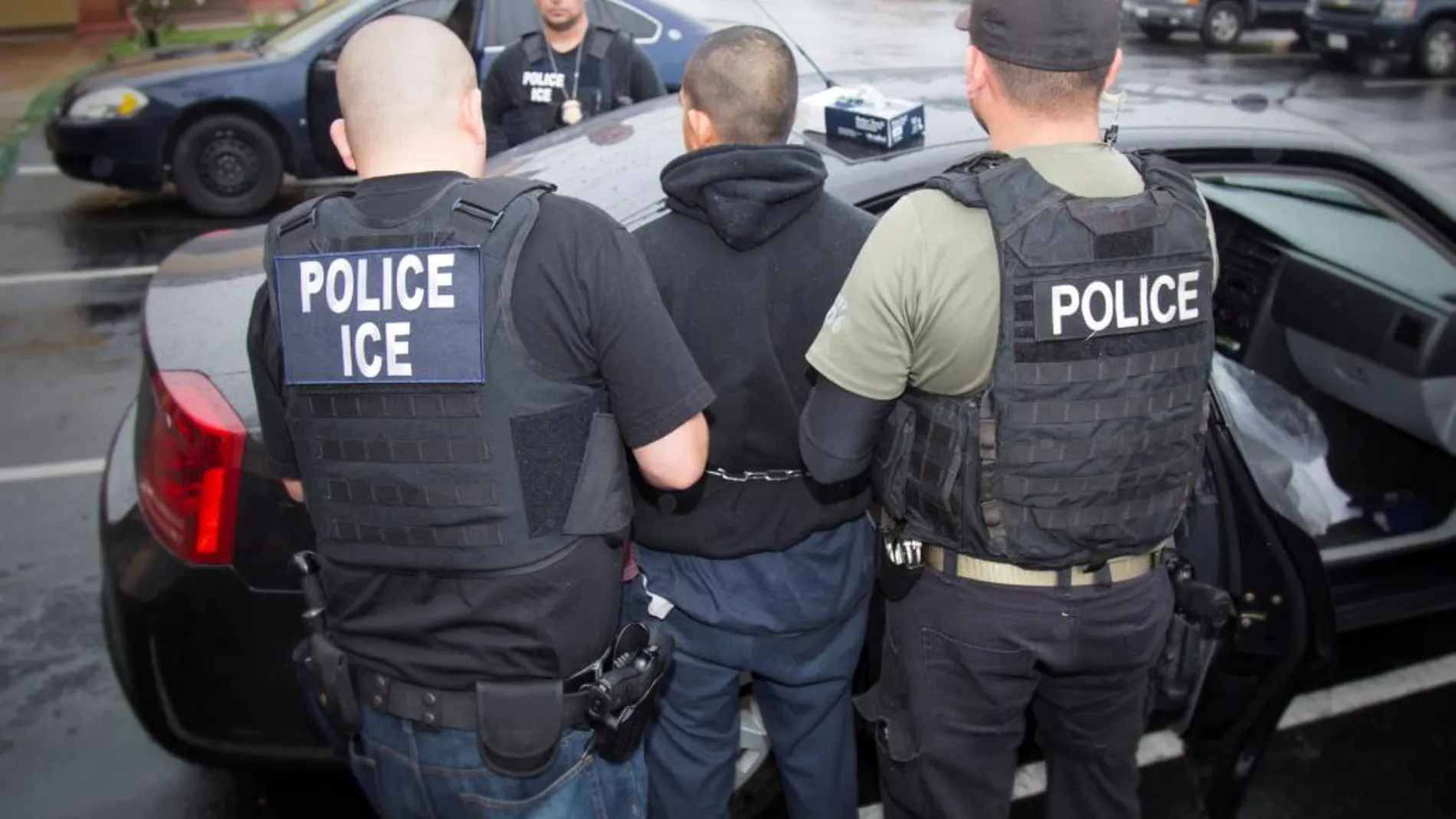 Agentes de ICE detienen a un sospechoso en California el pasado día 11