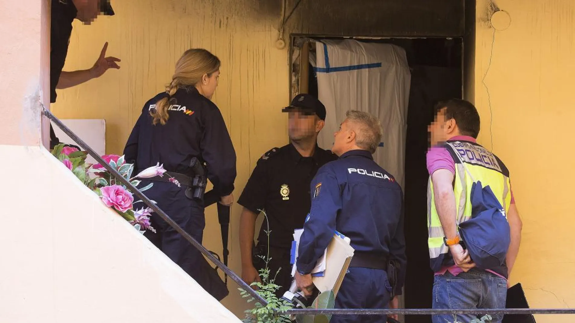 La Policía en la puerta del domicilio donde ocurrieron los hechos