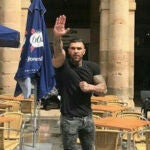 Manuel Herrera, en la plaza de Bilbao donde agredió a un joven que estaba en un establecimiento, hecho por el que fue condenado a ocho meses de cárcel