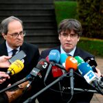 El presidente de la Generalitat de Cataluña, Quim Torra, junto al expresident Carles Puigdemont hoy en Waterloo/Foto: EFE/Javier Monteagudo