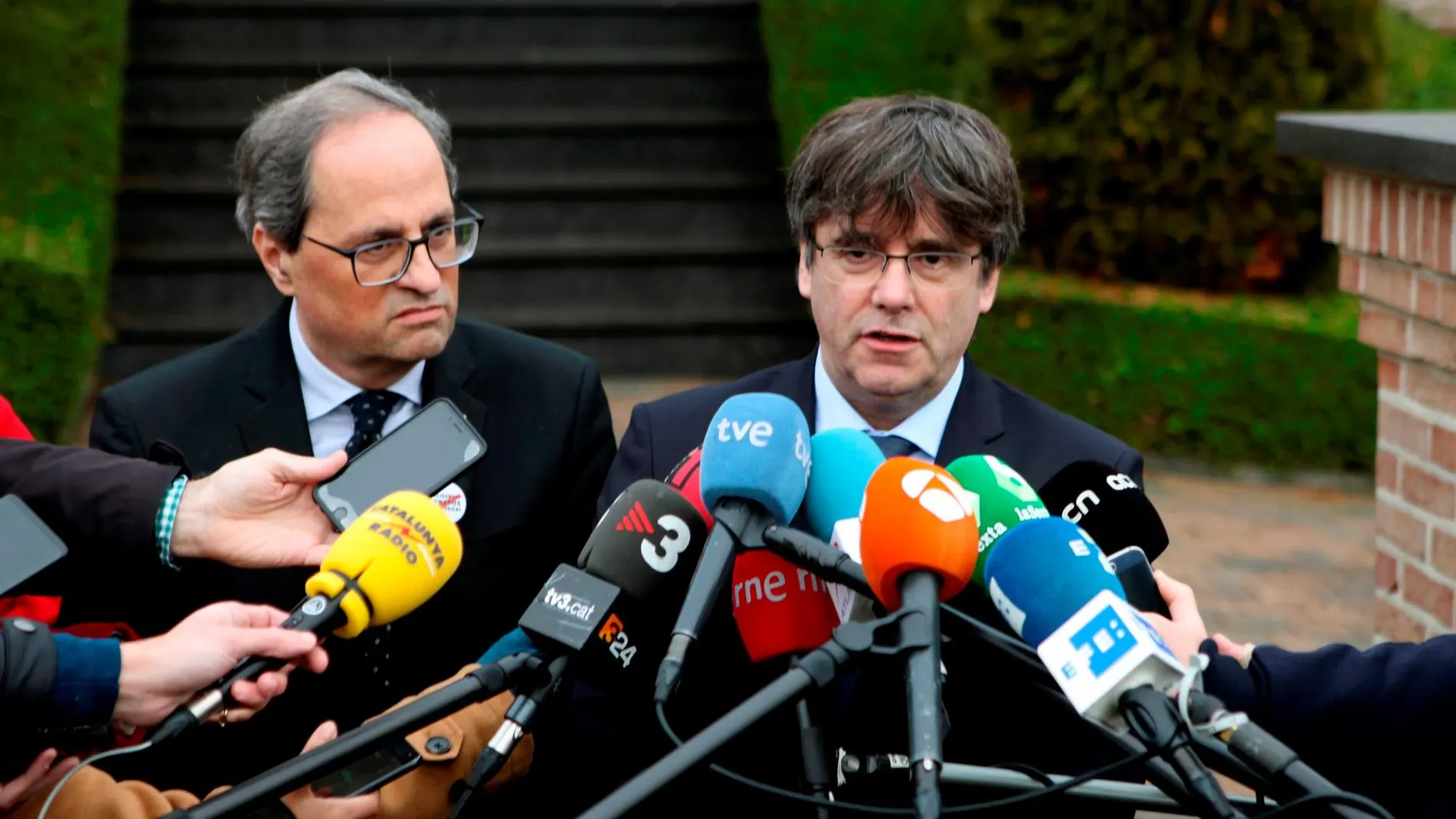 El presidente de la Generalitat de Cataluña, Quim Torra, junto al expresident Carles Puigdemont hoy en Waterloo/Foto: EFE/Javier Monteagudo