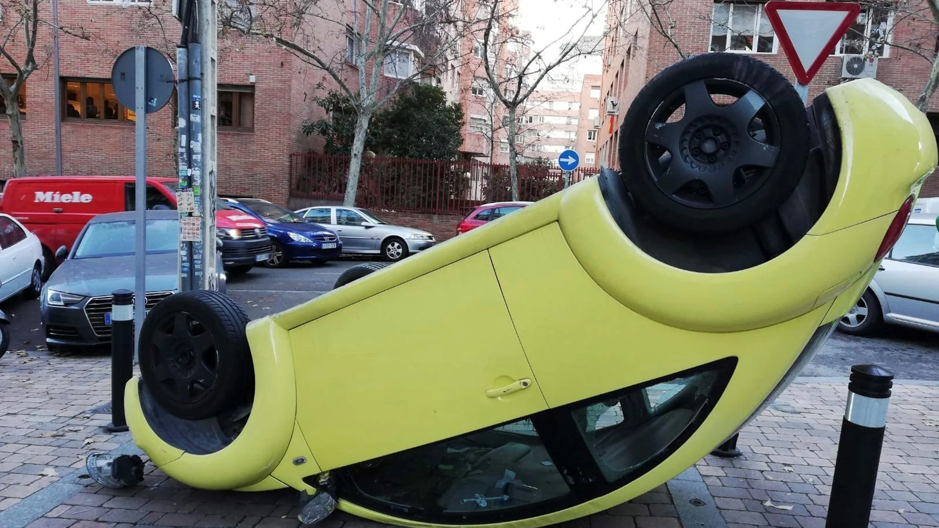 El coche, un Volkswagen Escarabajo de color amarillo, ha chocado contra un bolardo de la calle de Jaén y ha dado una vuelta de campana.