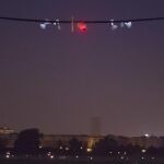 El Solar Impulse II ha despegado hoy del aeropuerto de Sevilla con destino a El Cairo