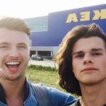 Bram y Florian delante del edificio de Ikea