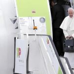 El Papa, ayer después de aterrizar el avión de regreso a Roma desde Fátima