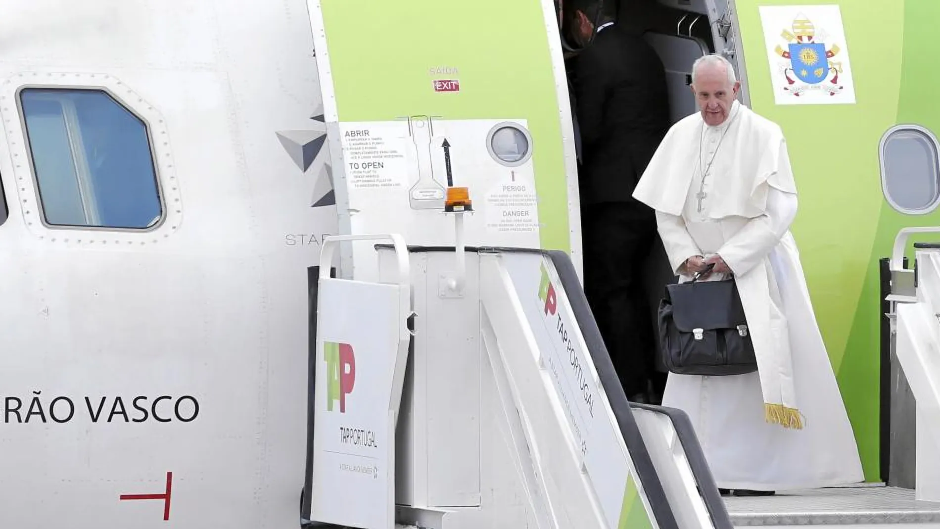 El Papa, ayer después de aterrizar el avión de regreso a Roma desde Fátima