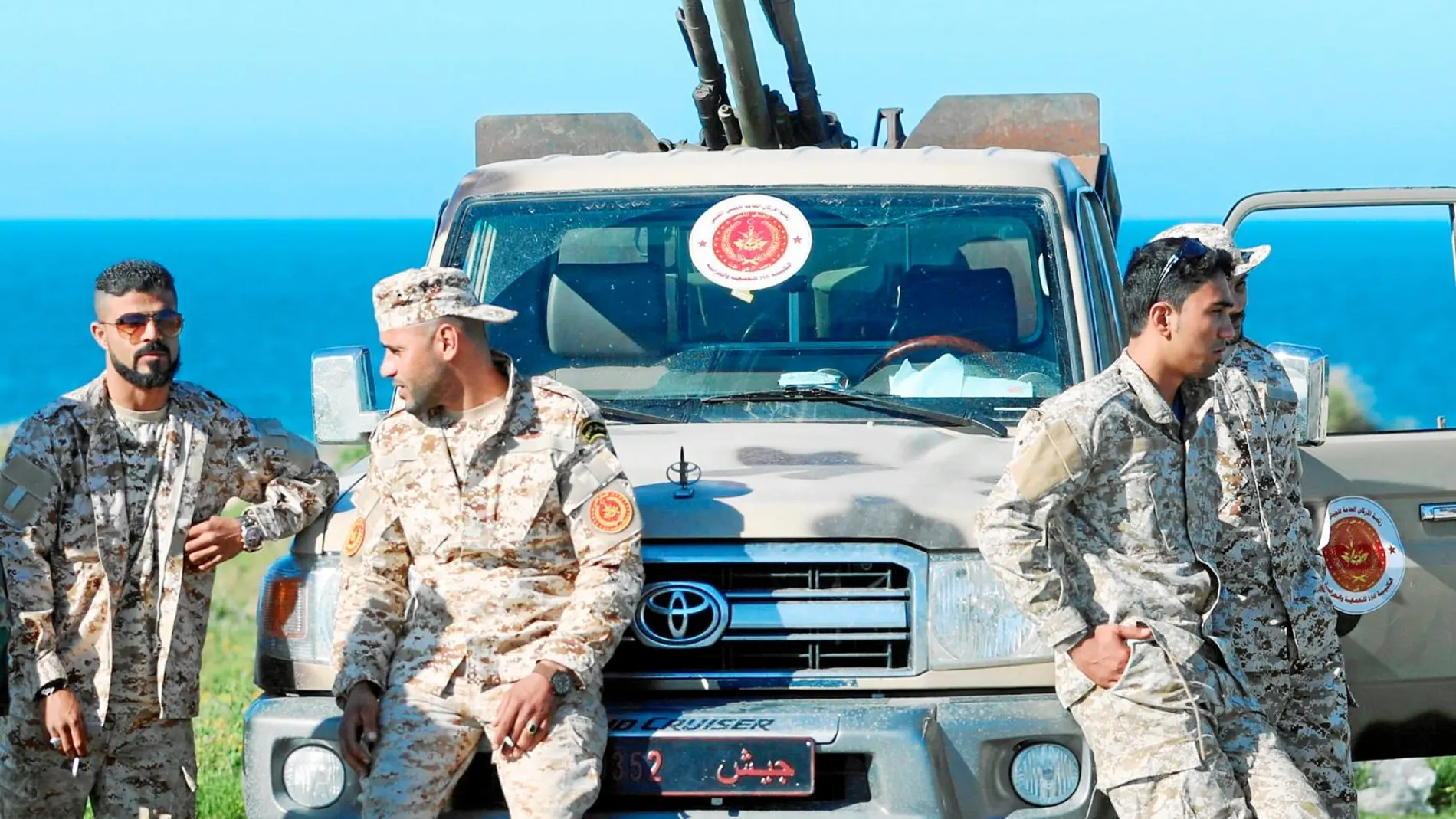 Miembros de las fuerzas de Misrata, bajo protección de las fuerzas del Gobierno libio, montaban guardia ayer e en el barrio de Tajura, en Trípoli / Reuters