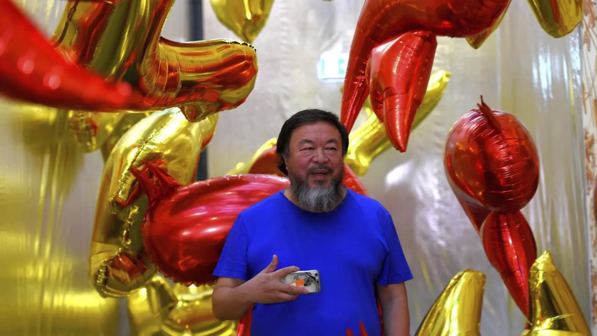 El artista chino Ai Weiwei posa en la presentación de su exposición "Andy Warhol Au Weiwei"en Melbourne (Australia)