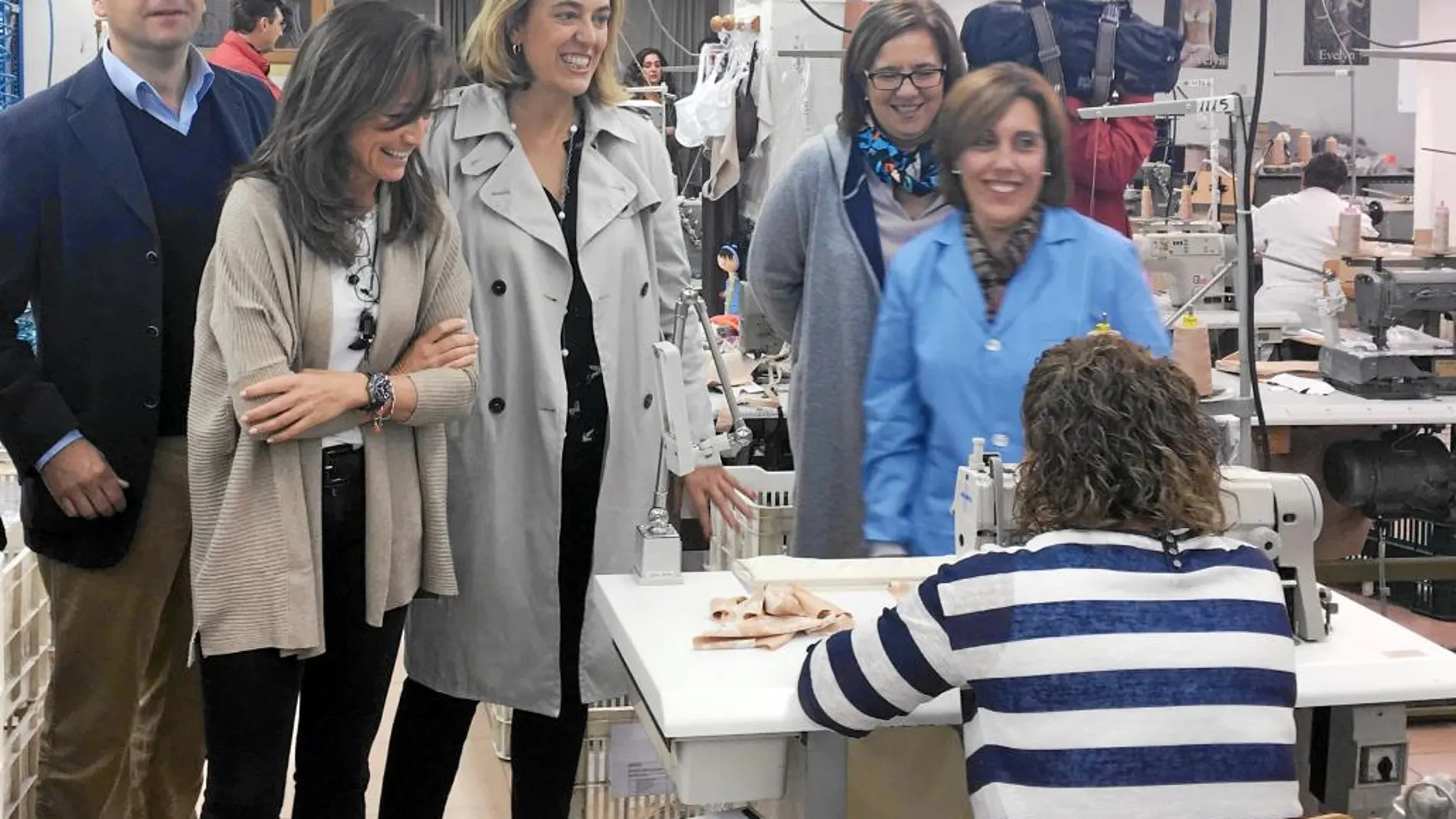 La presidenta de la Diputación de Palencia, Ángeles Armisén, visita uno de los cursos formativos