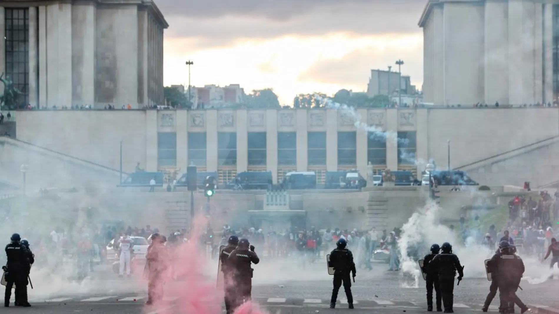 Ultras del PSG enfrentándose con la Policía