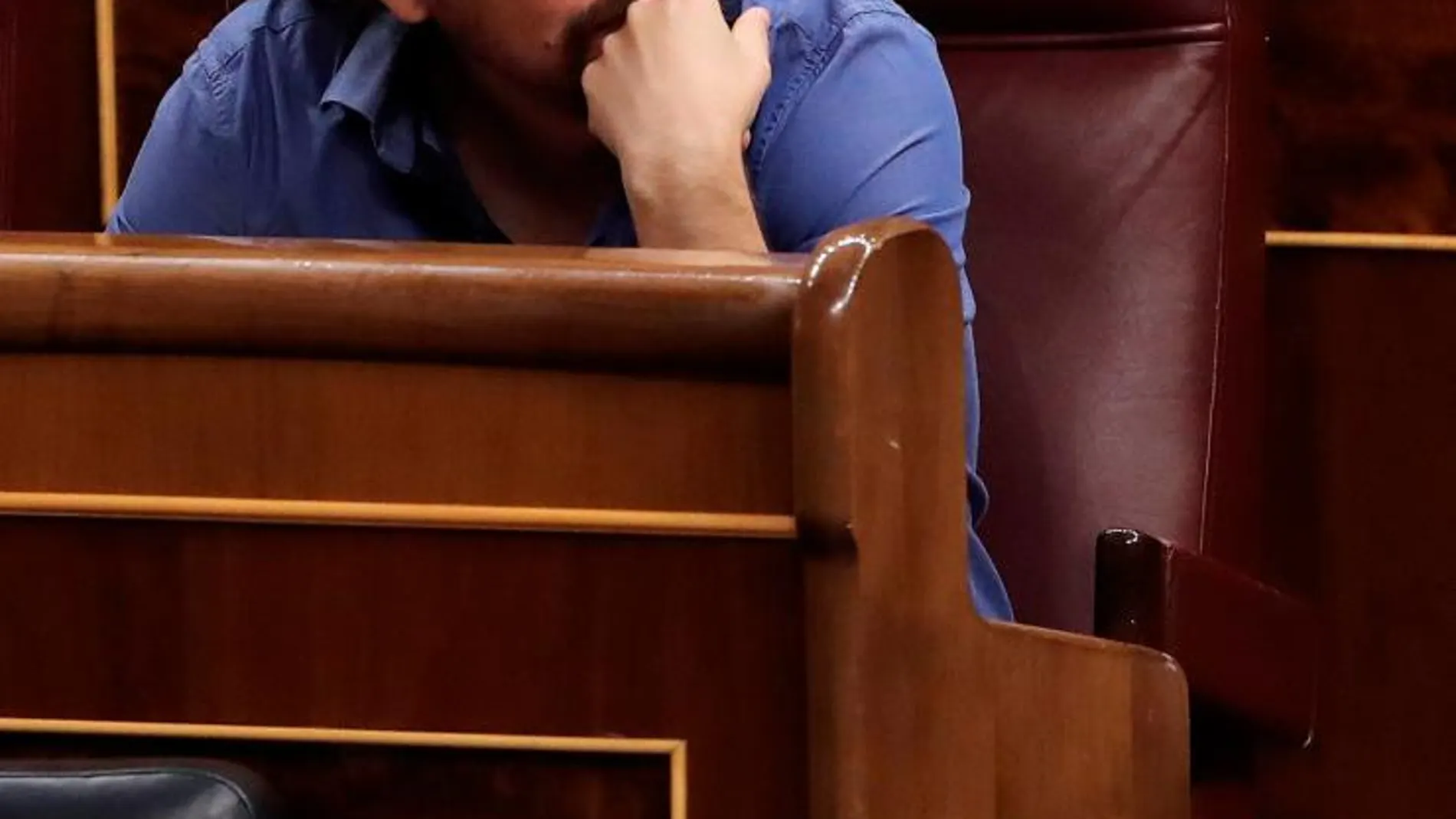 El líder de Podemos, Pablo Iglesias, durante la sesión de control al Ejecutivo que hoy tiene lugar en el Congreso. EFE/Ballesteros