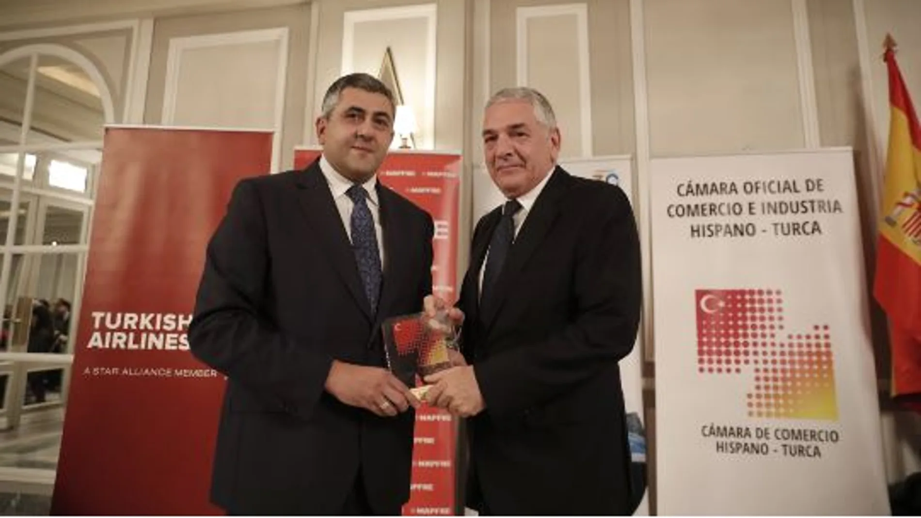 El embajador de Turquía en España Ömer Önhon, recibe el Premio «Mérito Personal»