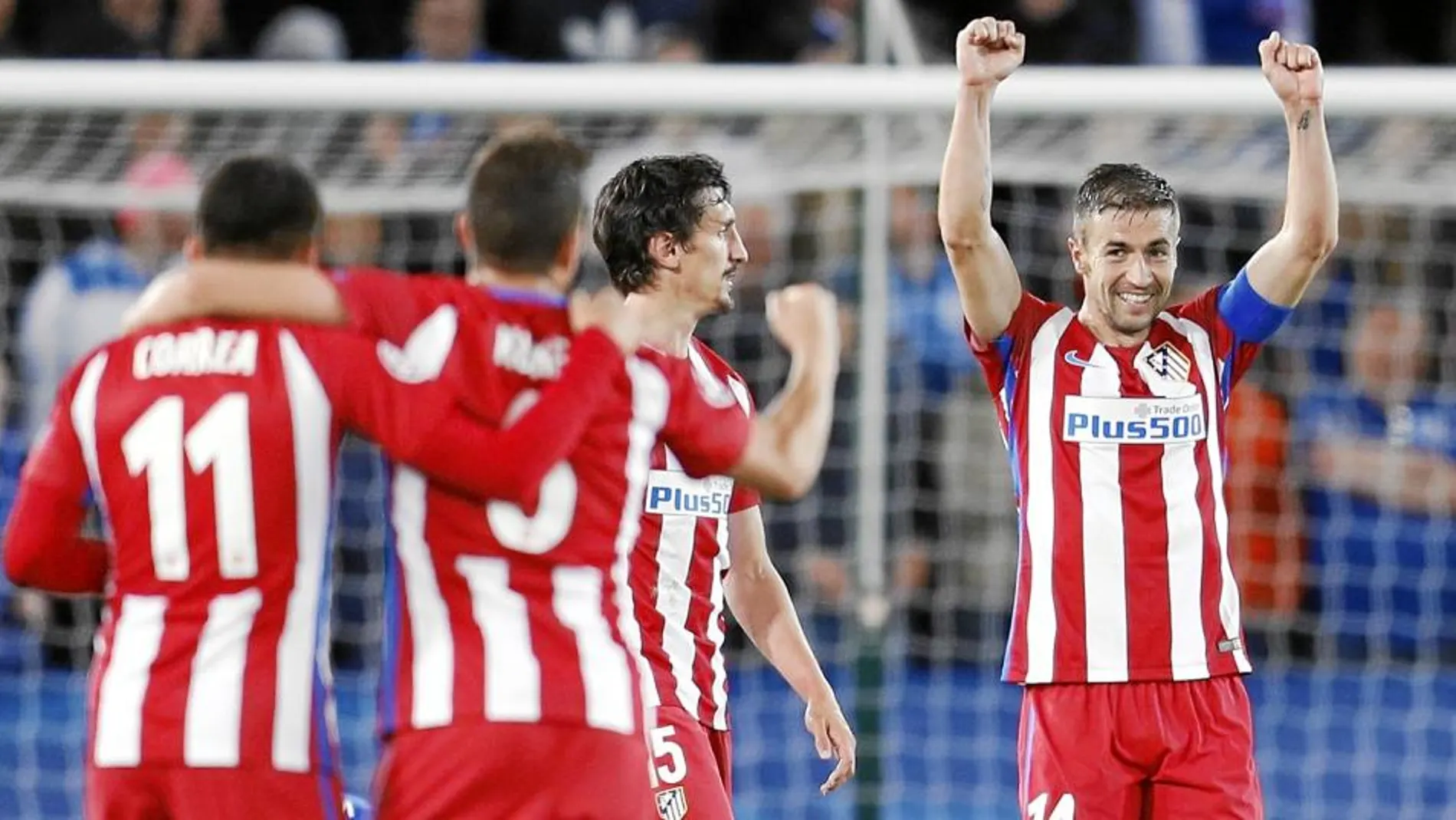 Gabi celebra la clasificación para semifinales, brazos en alto, junto a Savic, Correa y Koke