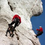 Una pareja practicando escalada