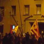 Un centenar de independentista asedia las dependencias de la Guardia Civil en Manresa