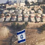 Una bandera israelí ondea en el asentamiento judío de Maaleh Adumim, en Cisjordania