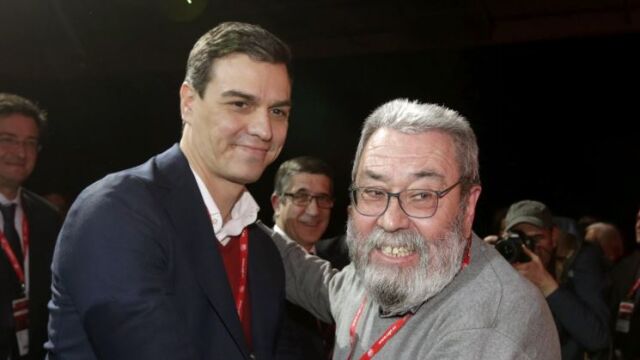 El líder del PSOE, Pedro Sánchez, saluda al secretario general de UGT, Cándido Méndez, que ayer se despidió del cargo 22 años después