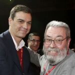 El líder del PSOE, Pedro Sánchez, saluda al secretario general de UGT, Cándido Méndez, que ayer se despidió del cargo 22 años después