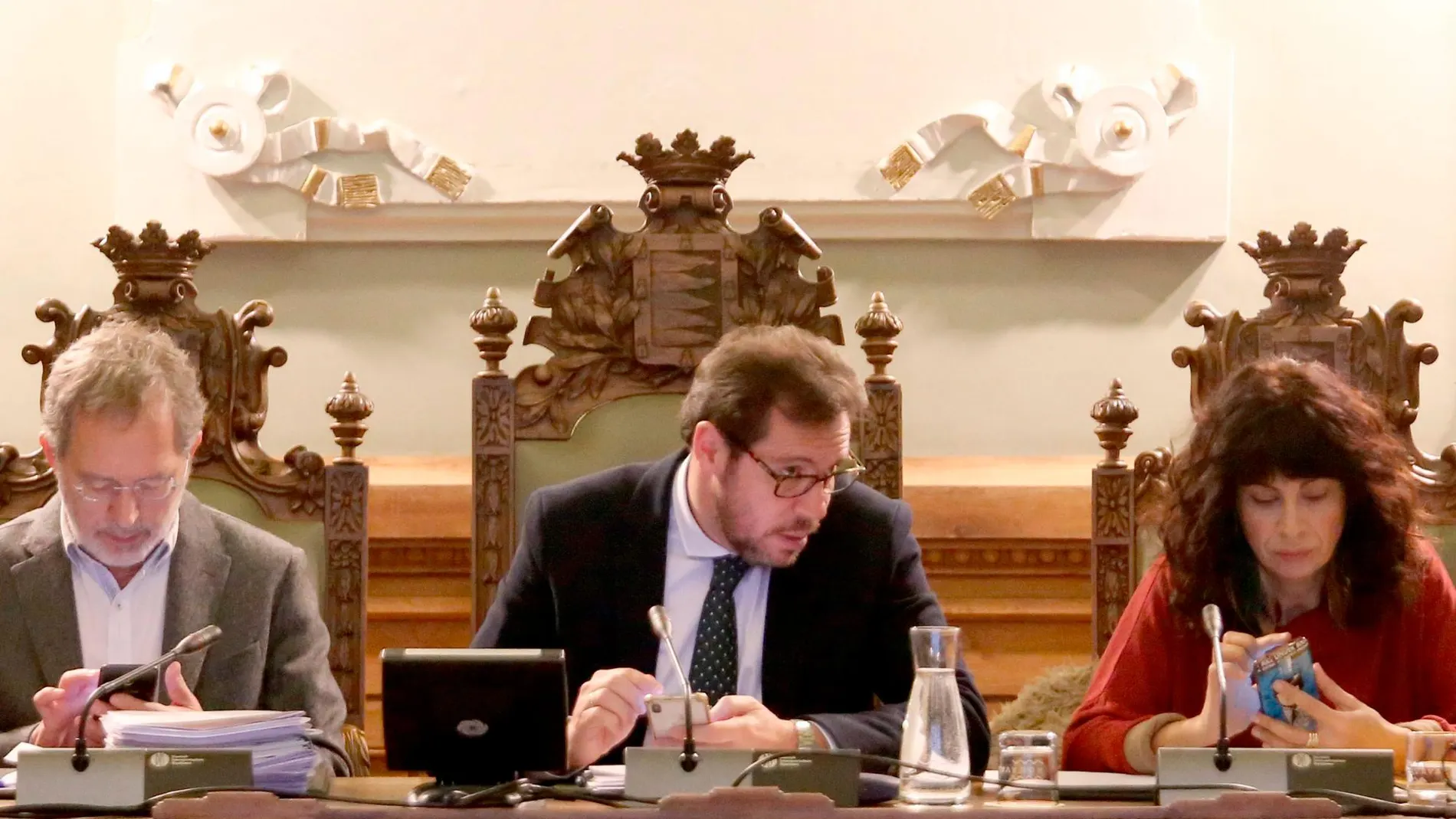 Óscar Puente preside el Pleno, junto a Ana Redondo y Manuel Saravia