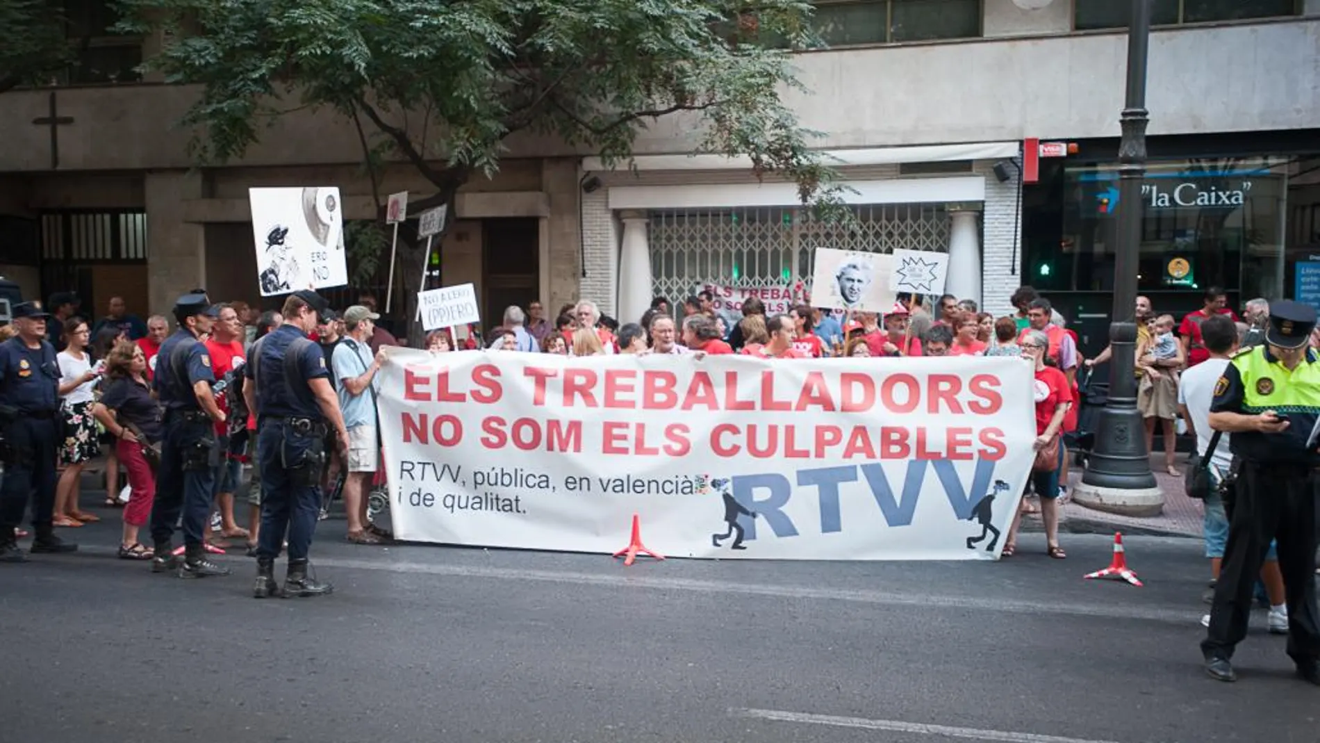 Los trabajadores se manifestaron frente a la sede de RTVV en protesta por el ERE