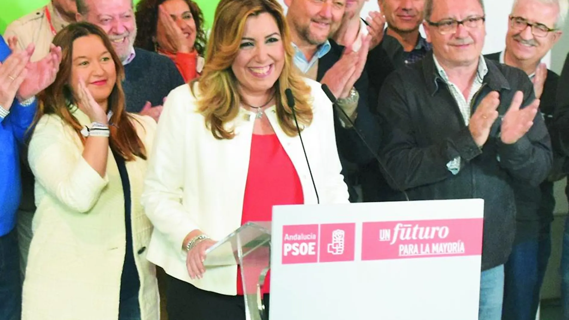 Susana Díaz y Juanma Moreno, con sus respectivos equipos, ayer por la noche después de conocerse el resultado de las elecciones generales