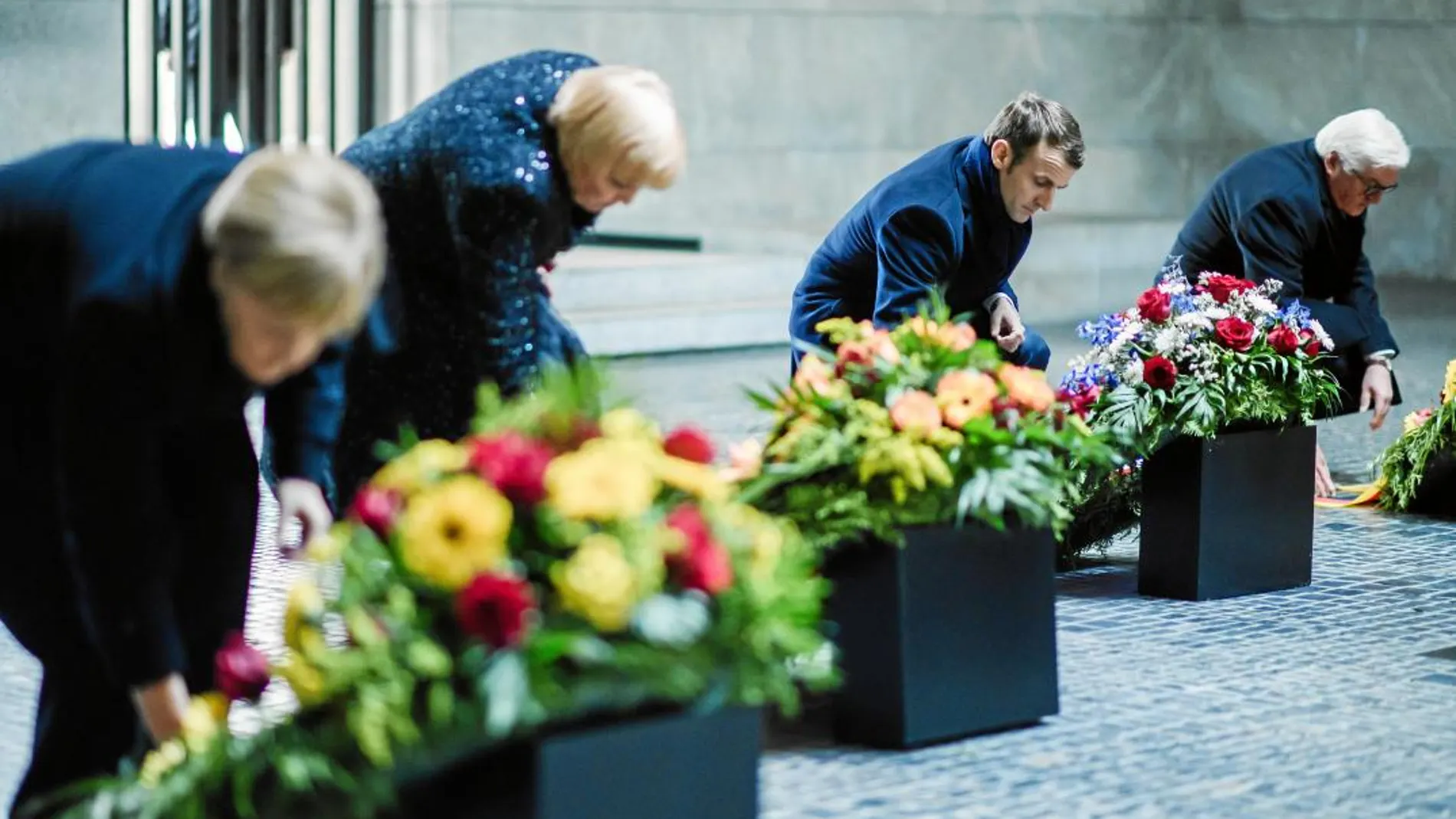 La canciller y el presidente francés, de visita a Berlín, participaron ayer en una ofrenda floral por las víctimas de la guerras y las dictaduras / Efe
