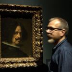 Un hombre observa el autorretrato de Velázquez, una de las obra que forma parte de la exposición inédita "Tiempos de Melancolía"