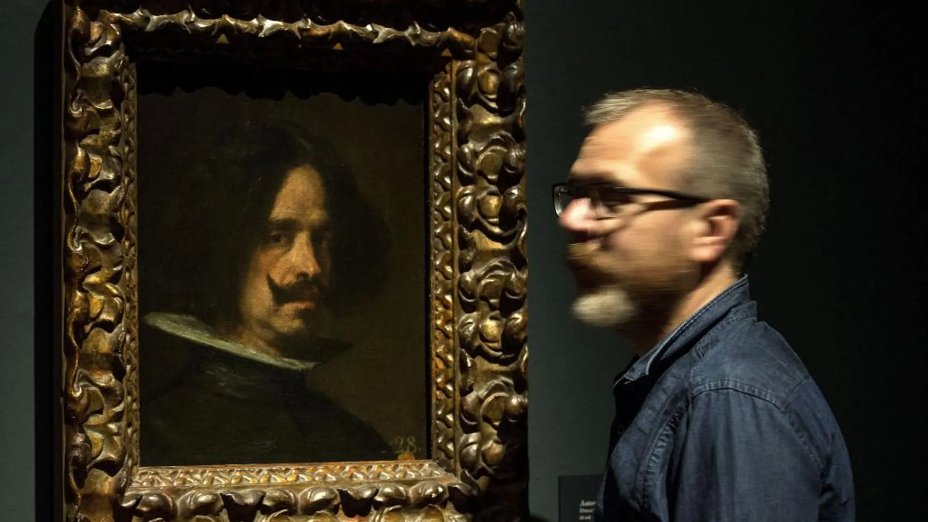 Un hombre observa el autorretrato de Velázquez, una de las obra que forma parte de la exposición inédita "Tiempos de Melancolía"