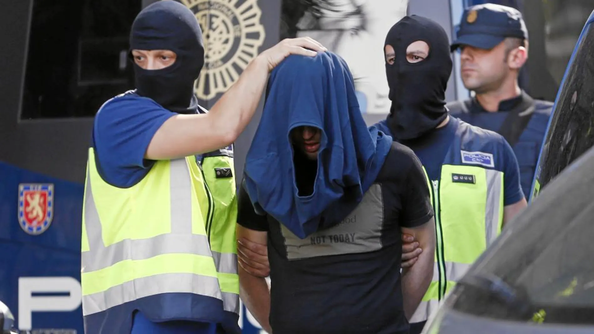 Uno de los yihadistas detenidos ayer en Madrid, en el momento de ser trasladado al furgón policial