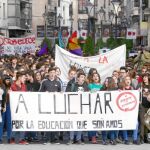 Un instante de la multitudinaria manifestación de los alumnos por las calles del centro de Valladolid