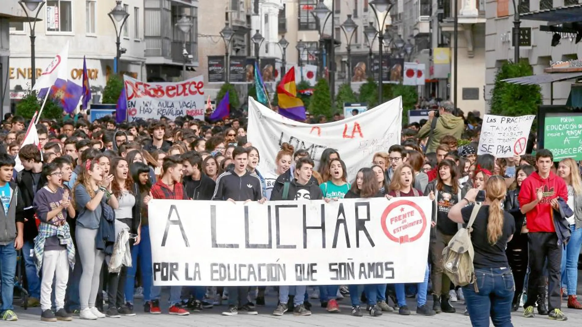 Un instante de la multitudinaria manifestación de los alumnos por las calles del centro de Valladolid